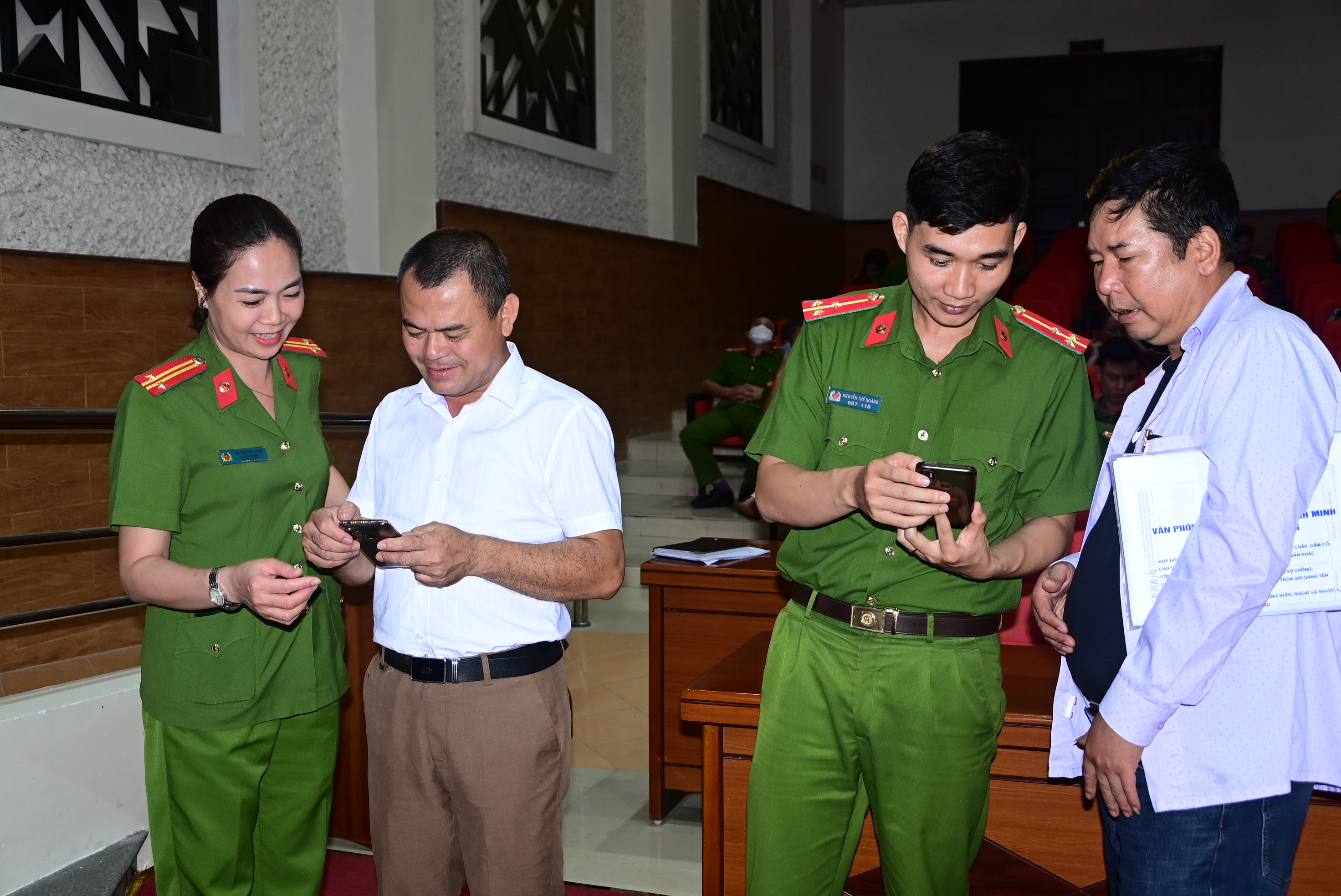 Toàn thể Nhân dân thành phố bố trí thời gian để làm thủ tục đăng ký, kích hoạt và sử dụng tài khoản định danh điện tử, trước ngày 05/7/2023